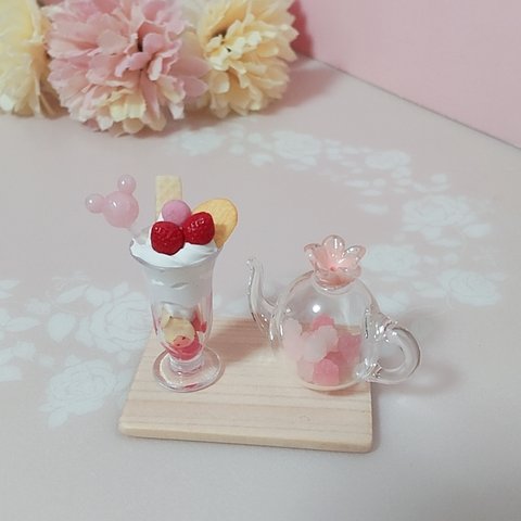 ミニチュアスイーツ♥いちごの金平糖のティーポットといちごパフェ🍓