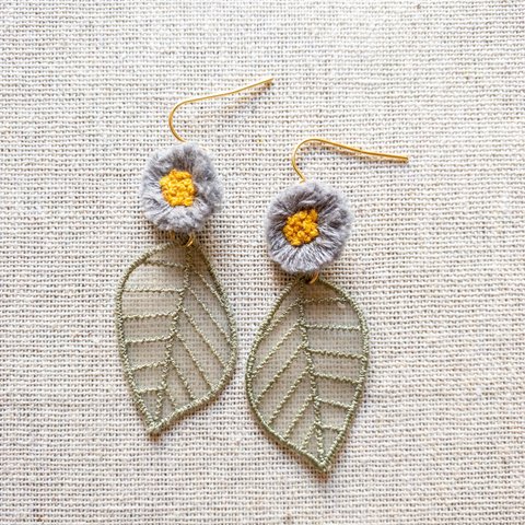 お花の刺繍ピアス