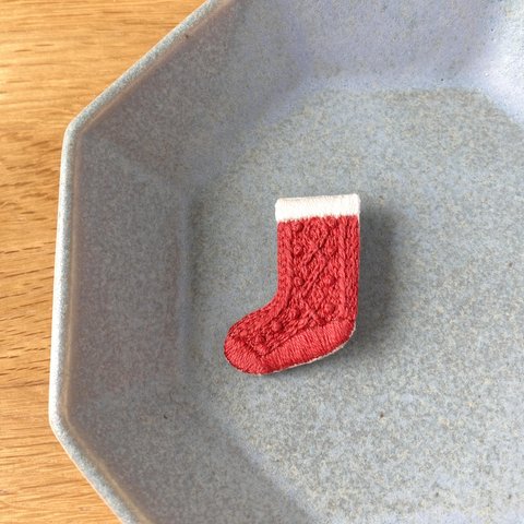 ［受注制作］アラン編み靴下の刺繍ブローチ（red）