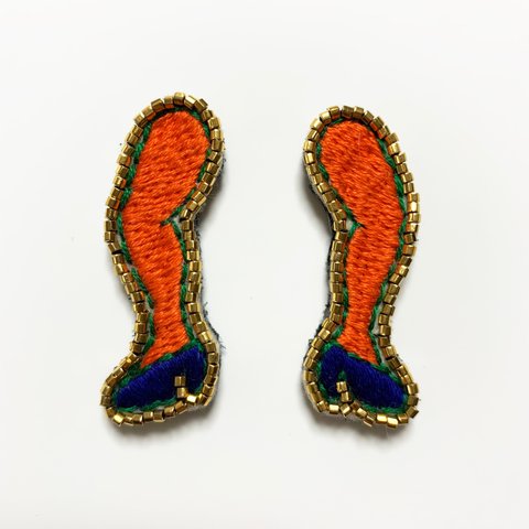 Orange Legs in Blue Heels 刺繍ピアス