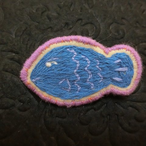 刺繍ブローチ　イケメン魚くん