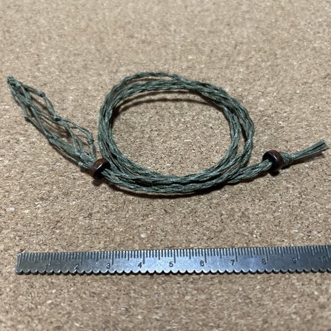 伸縮「緑色（3センチの丸玉用）石包みペンダント紐」四つ編み　マクラメ　ワックスコード　ウッドビーズ