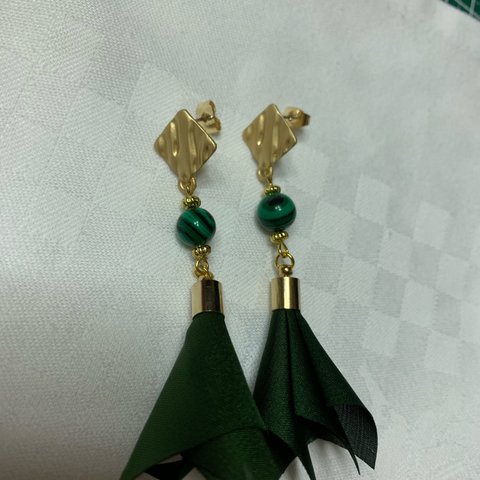 天然石とタッセルのピアス