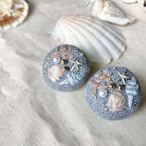 くるみボタンピアス 刺繍＂海＂