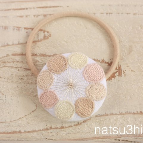 ピンクベージュの花 刺繍ヘアゴム