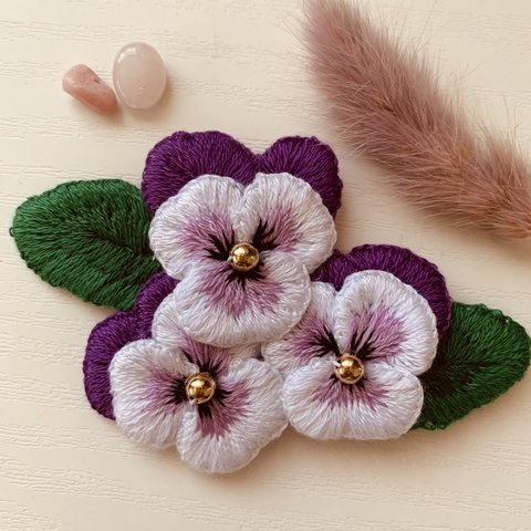 立体刺繍のビオラのブローチ