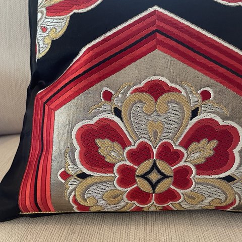 2557豪華刺繍の袋帯リメイク　正絹クッションカバー　日本のお土産に！