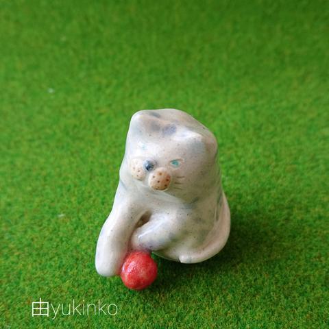 ボール遊びにゃんこ