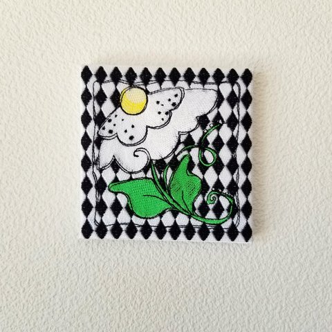 黒と白のデイジーの刺しゅう「刺繍キャンバスアート」 ※壁掛け 絵 インテリア  どこにでも貼れる可愛いパネル　ロラライハリス