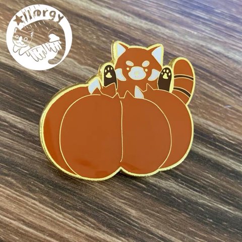 【セール】レッサーパンダ金属ブローチ ハロウィンかぼちゃ