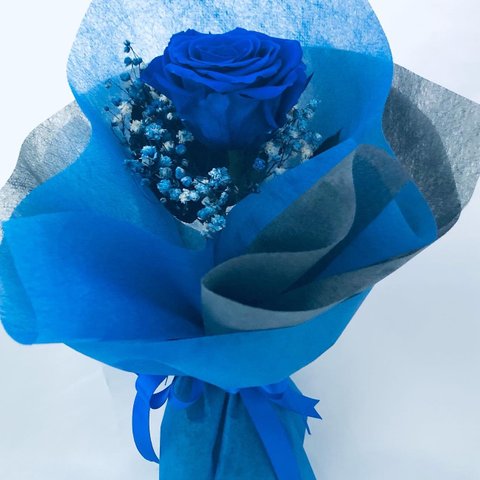 【プリザーブドフラワー／青い薔薇とブルーカスミ草の祝福一輪ラッピング付き】