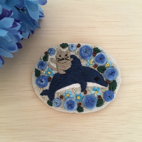 刺繍ブローチ   イルカに乗った猫