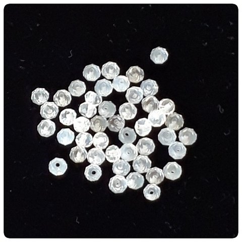 ∴天然石ビーズ∵宝石質セイロンムーンストーン  ﾎﾞﾀﾝｶｯﾄ2.5mm