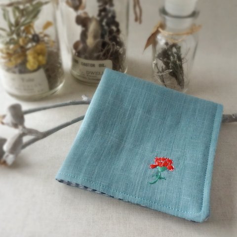 手刺繍入り4重ガーゼハンカチ「カーネーションレッド」[受注制作]