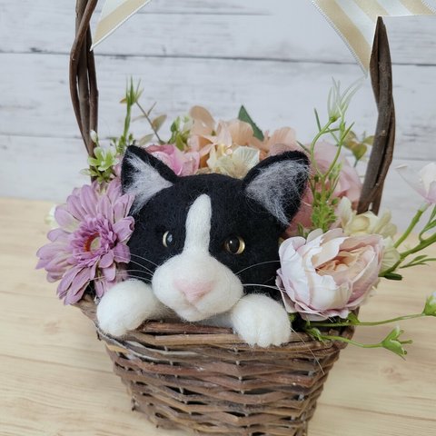 羊毛フェルトで作ったハチワレちゃんのお花かご