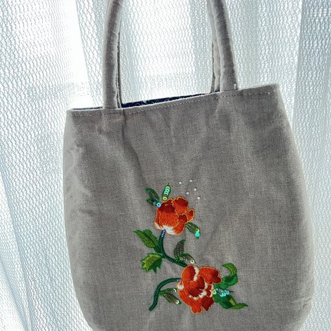 オレンジの花の刺繍バッグ