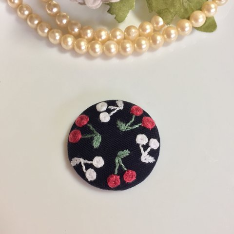 さくらんぼの花刺繍 ブローチ／ヘアゴム