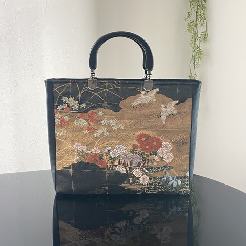 帯リメイクバッグ　本金箔　漆黒地に鶴と花々　綿入りふかふか和装バッグ　A4サイズ