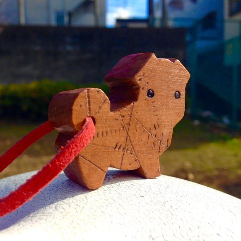 レトロな木彫りの犬（パグ）