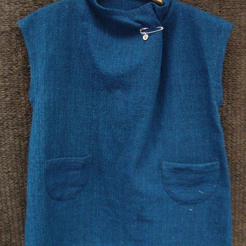 ラオスの手織り布　藍染のハイネックベスト