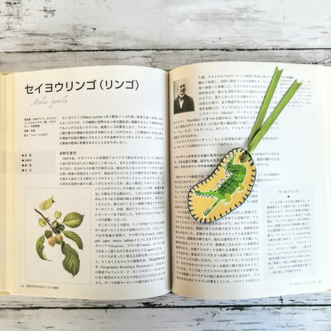 しおり　キーホルダー　口を開いたワニ　ブックマーク　手縫いの刺繍　フェルト　