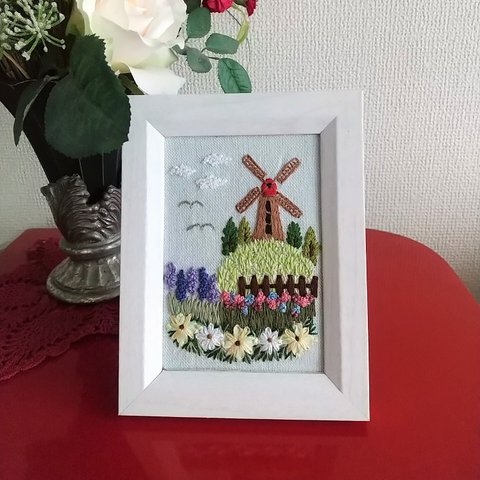 ★フレームを選べる　刺繡フレーム　風車とお花畑がある風景　