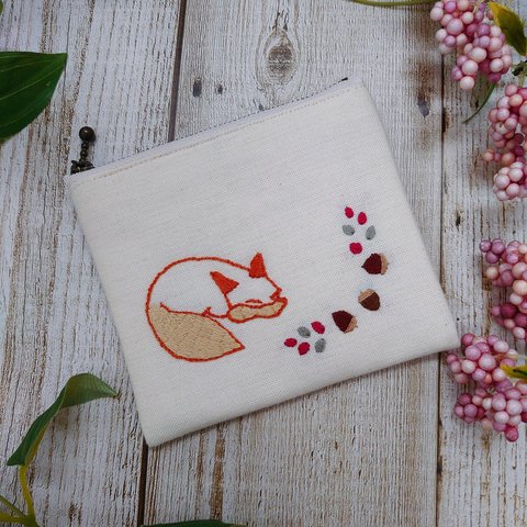 刺繍のミニポーチ（白・キツネとドングリ）