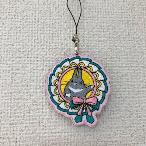 ロゼット風うさぎの刺繍ストラップ