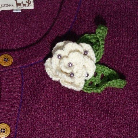 毛糸の花とパールビーズのブローチ