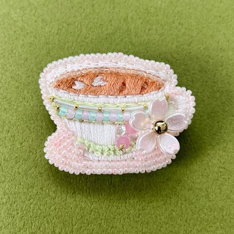 桜のティーカップ　刺繍ブローチ　バッグチャーム