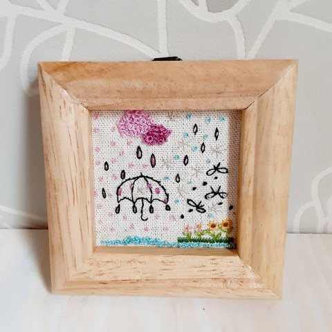 刺繍フレーム☔乙女の雨の日　壁飾り インテリア雑貨