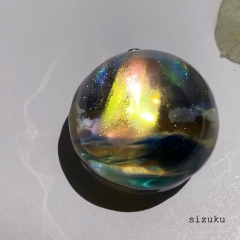 ２４㎜　虹色の天使の梯子と海　雲レジン キーホルダー 