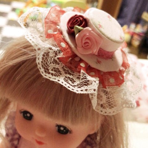送料込みピンク小花柄に赤ドットゴージャスレース薔薇が可愛いミニハットヘアゴム プレゼントお祝いに