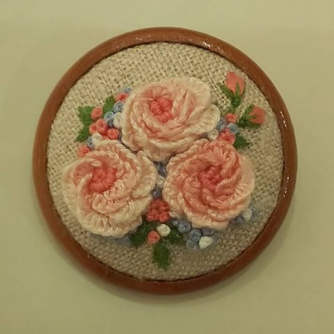 バラの刺繍のブローチ