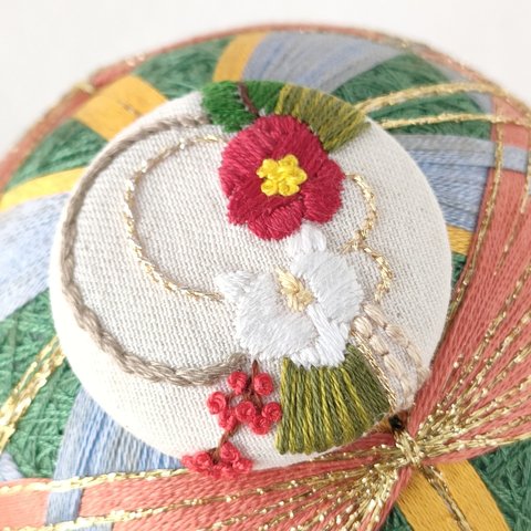胡蝶蘭と椿のお正月しめ縄飾り刺繍ブローチ