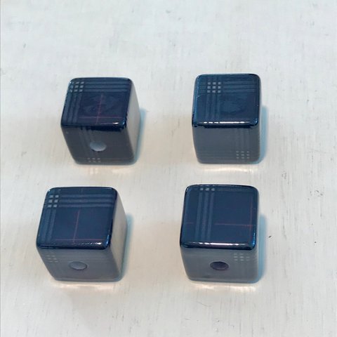 import square cube beads 4pc  16mm   check light gray  navy