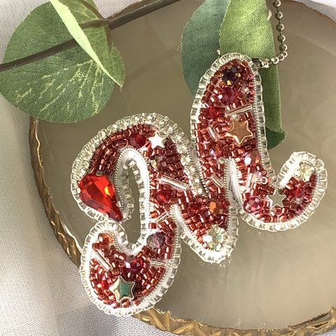 送料無料　🌟　イニシャル　M ビーズ刺繍ブローチ　バッグチャーム2way