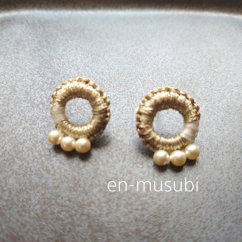 大人　ピアス◇ゴールドラメ＆白＆パールビーズ◇刺繍