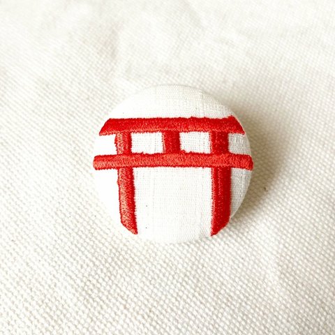 刺繍ボタンブローチ　「鳥居ボタン」