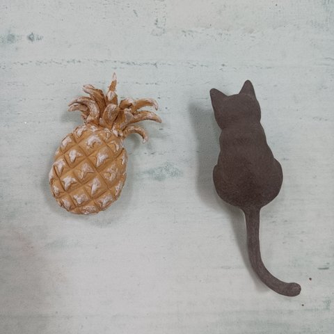 猫とパイナップルの押しピン