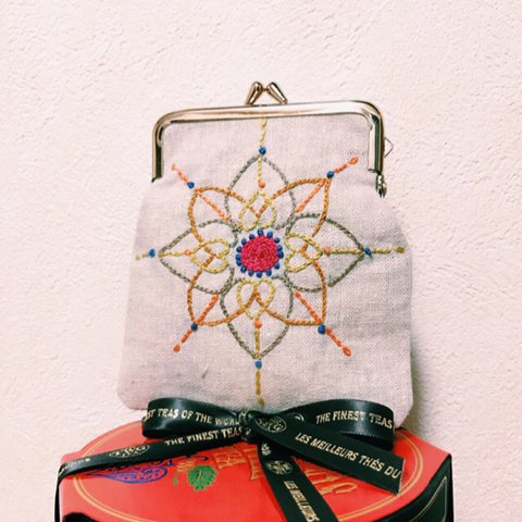 アラベスクの太陽(刺繍、がま口)