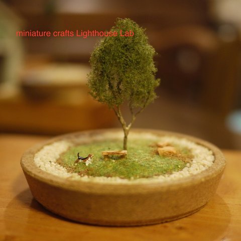 ジオラマインテリア　小さな風景miniature tree  犬(こっちにおいで！)