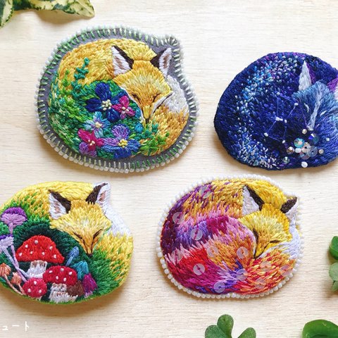 キツネとボタニカルの刺繍ブローチ