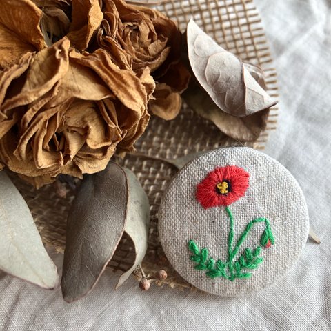 刺繍　ポピーのブローチ①