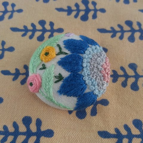 くるみボタンの刺繍ブローチ◆青い花