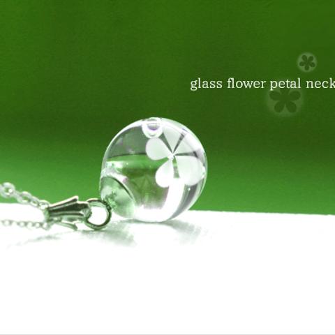 ガラスのflower petal〈花びら〉ネックレス＊white