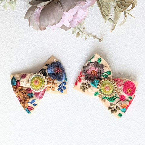 インド刺繍リボンとチェコガラスボタンブローチ　ビーズ刺繍