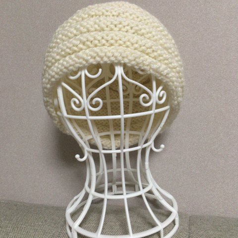 白のガーター編みの帽子