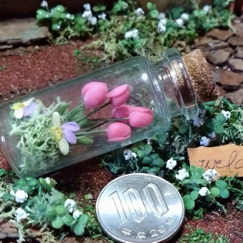 ミニチュアの花「ピンクのチューリップのインテリアボトル」