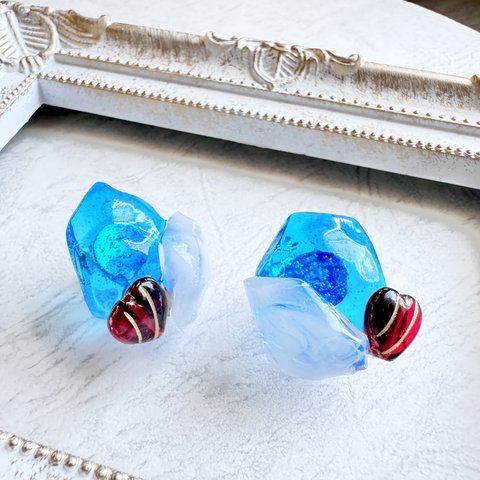 チェコガラスビーズとレジンのクリームソーダイヤリング(青色)